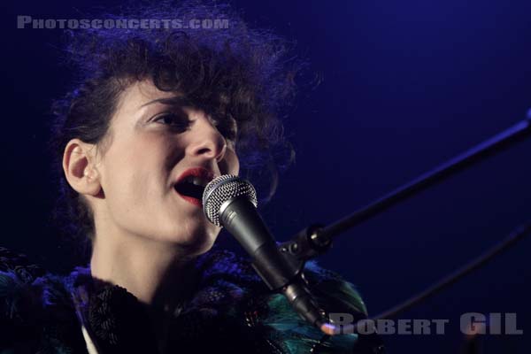 ALICE LEWIS - 2010-11-02 - PARIS - Le Bataclan - 